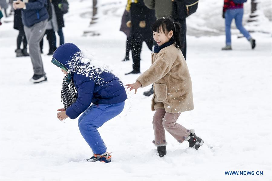 FRANCE-PARIS-SNOW