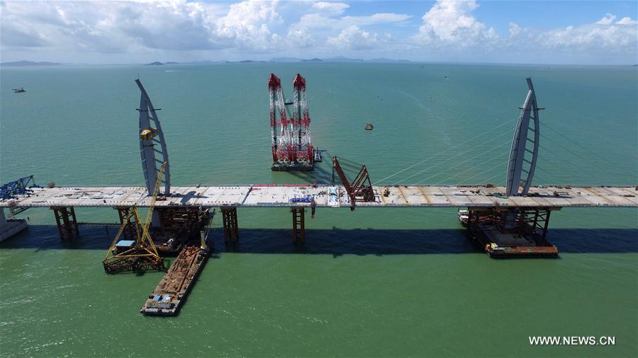 [XINHUA INSIGHT]CHINA-HONG KONG-ZHUHAI-MACAO BRIDGE-FEAT(CN)