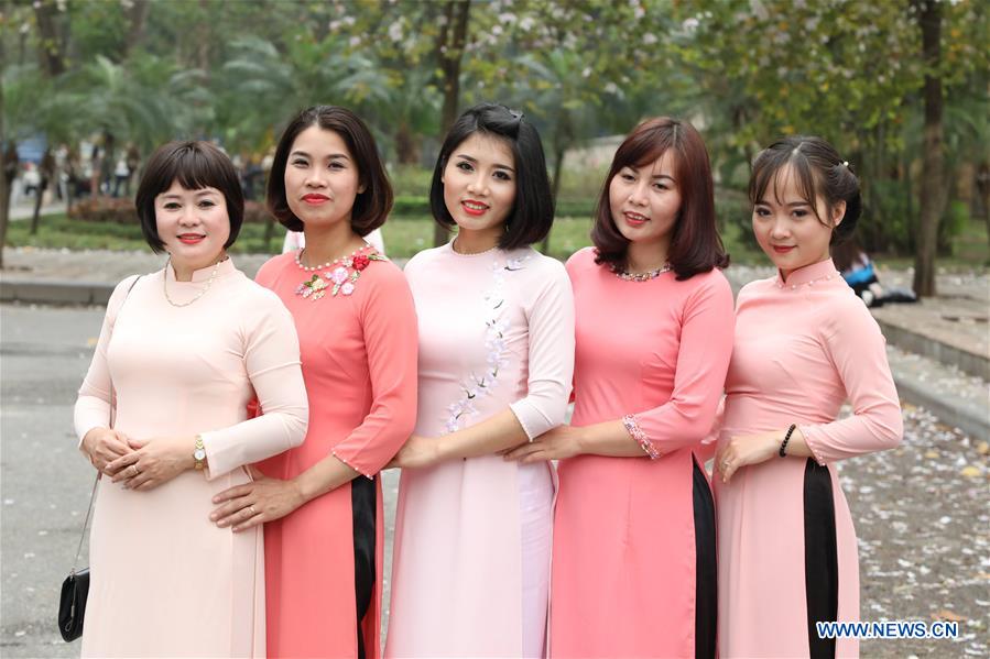 VIETNAM-HANOI-WOMAN-AO DAI