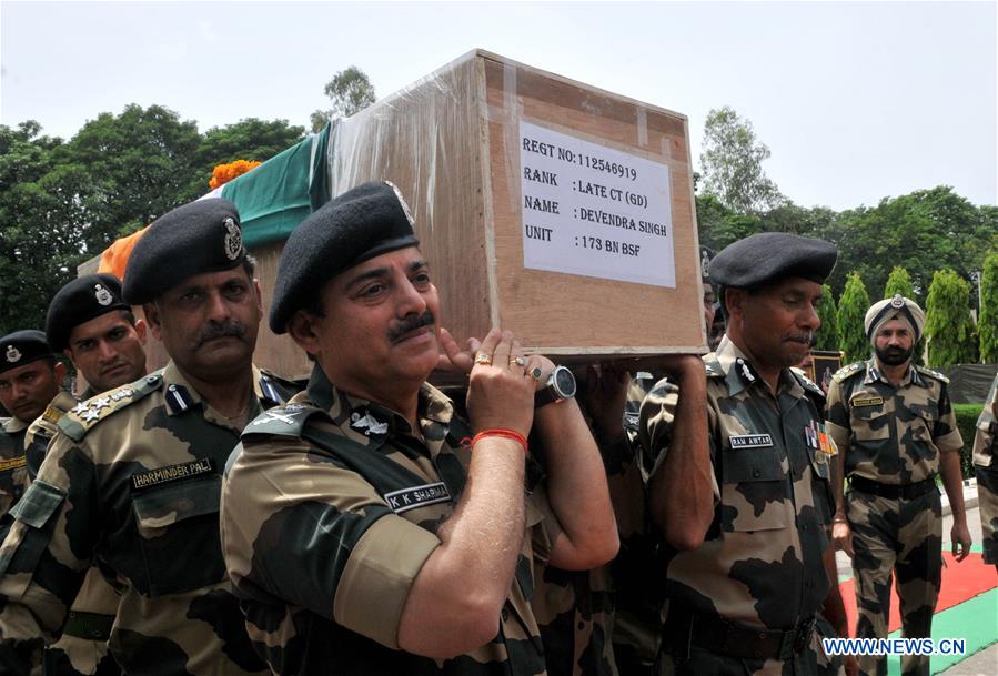 KASHMIR-INDIA-BORDER GUARD-WREATH LAYING CEREMONY