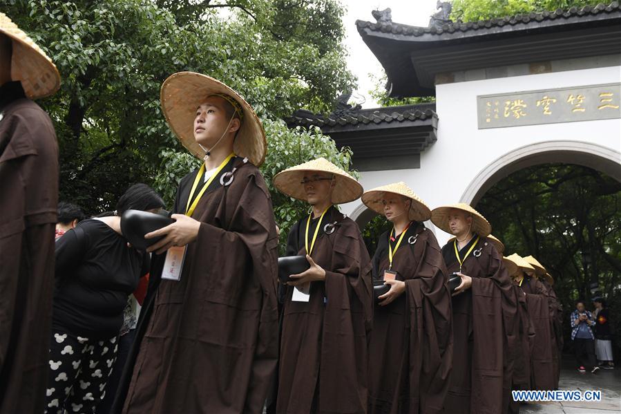 CHINA-HANGZHOU-MONKS-CHARITY (CN)