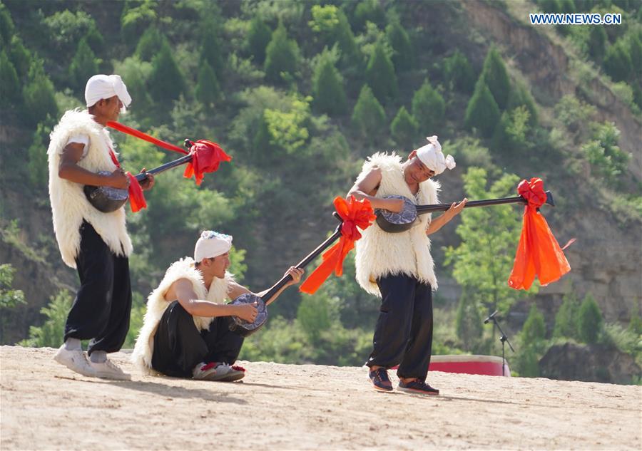 CHINA-SHAANXI-WAIST DRUM PERFORMANCE (CN)