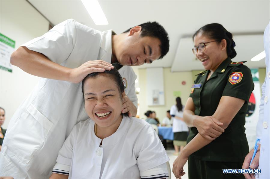 LAOS-VIENTIANE-CHINA-PLA-PEACE TRAIN MEDICAL TEAM-TREATMENT