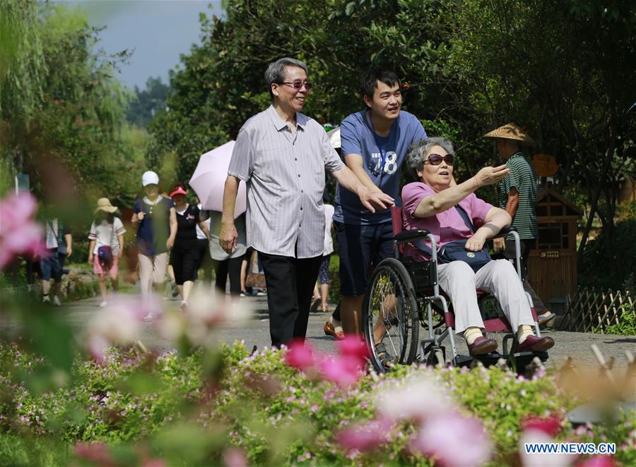 #CHINA-HUNAN-ZHANGJIAJIE-AGED COUPLE-MUSIC (CN)