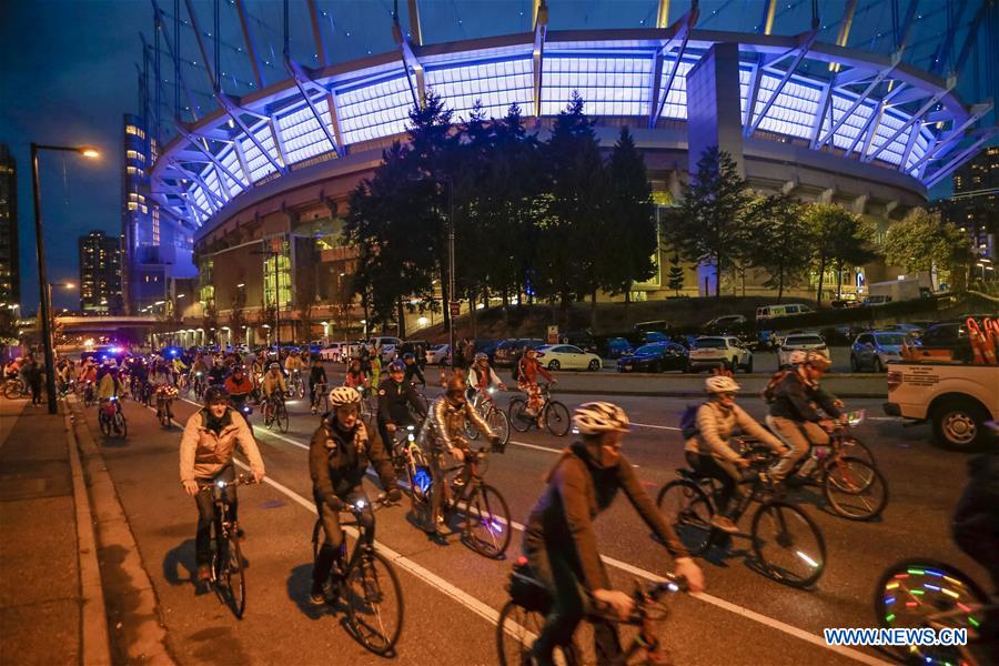 CANADA-VANCOUVER-BIKE THE NIGHT