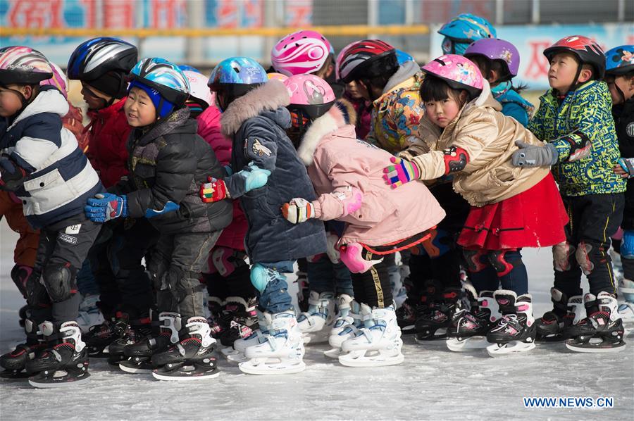 (SP)CHINA-BEIJING-YANQING-PRIMARY SCHOOL STUDENTS-SKATING(CN)