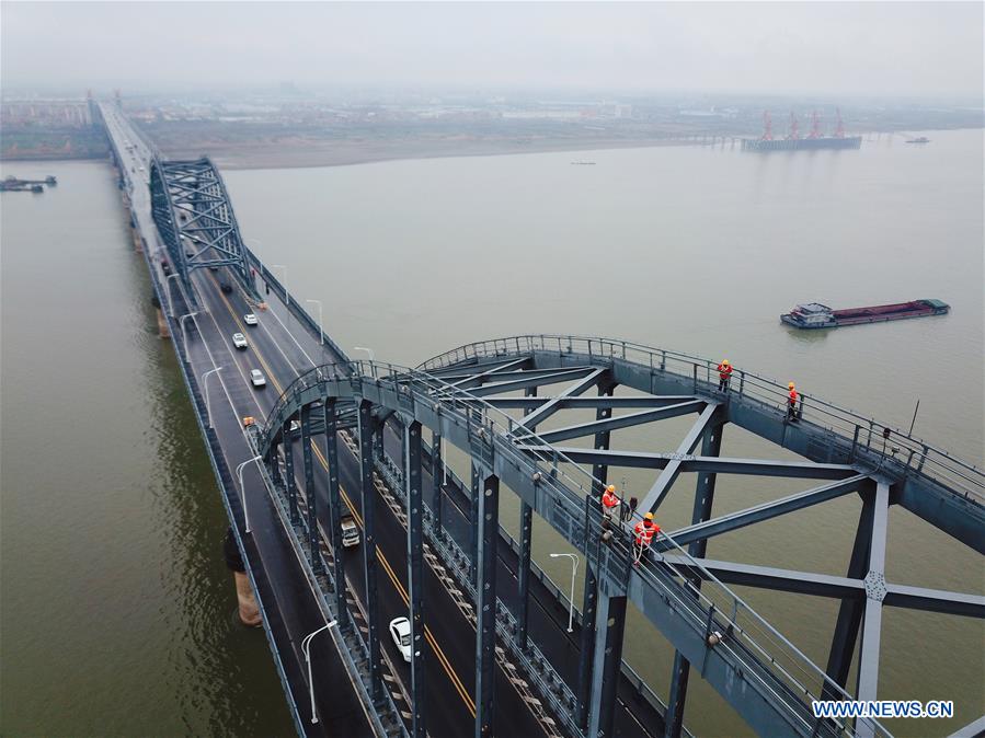 #CHINA-JIUJIANG-SPRING FESTIVAL-TRAVEL RUSH-BRIDGE MAINTENANCE (CN)