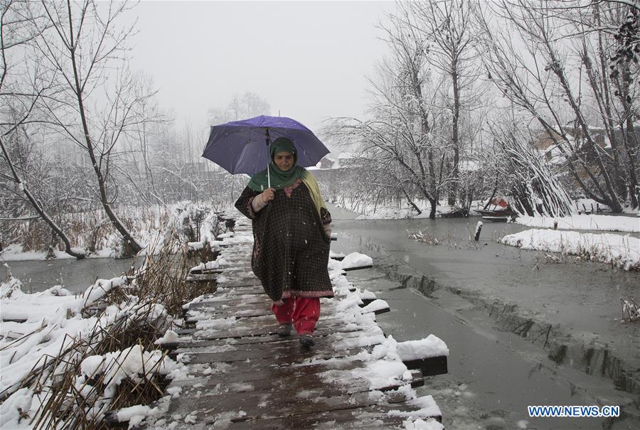 KASHMIR-SRINAGAR-SNOWFALL