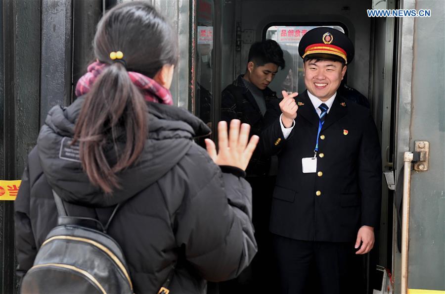 CHINA-LANTERN FESTIVAL-TRAIN ATTENDANT-FAMILY REUNION (CN)