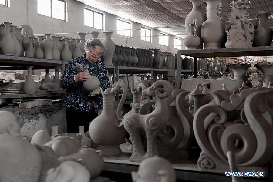 CHINA-HENAN-RU PORCELAIN-MAKING (CN)