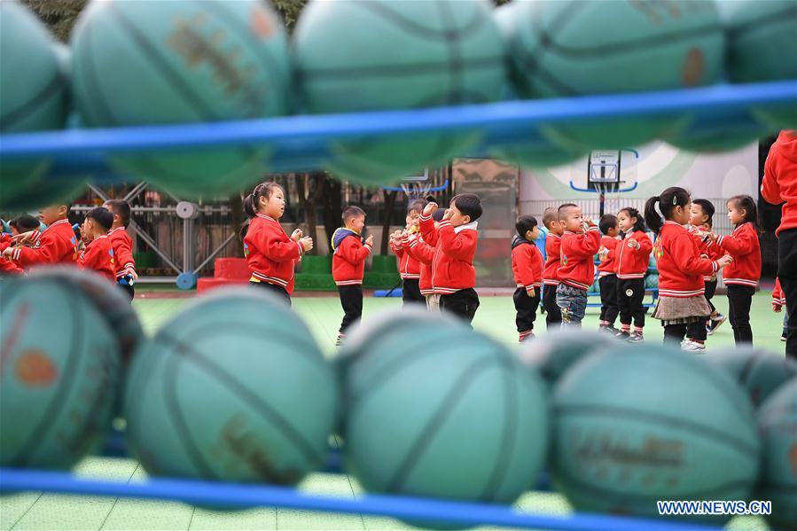 (SP)CHINA-JIANGXI-PHYSICAL EDUCATION-KINDERGARTEN-CHILDREN BASKETBALL EXERCISES (CN)