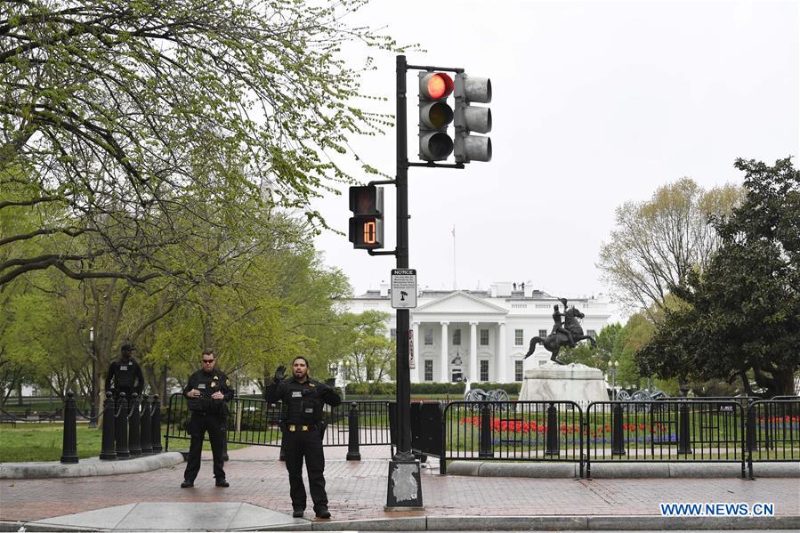 U.S.-WASHINGTON D.C.-WHITE HOUSE-MAN-JACKET-FIRE