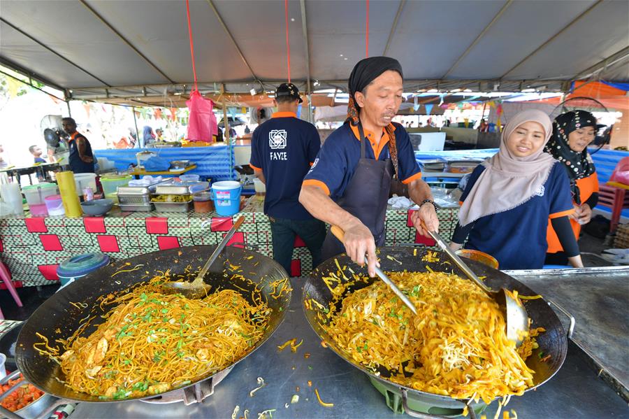 BRUNEI-BANDAR SERI BEGAWAN-RAMADAN MARKET-FOOD