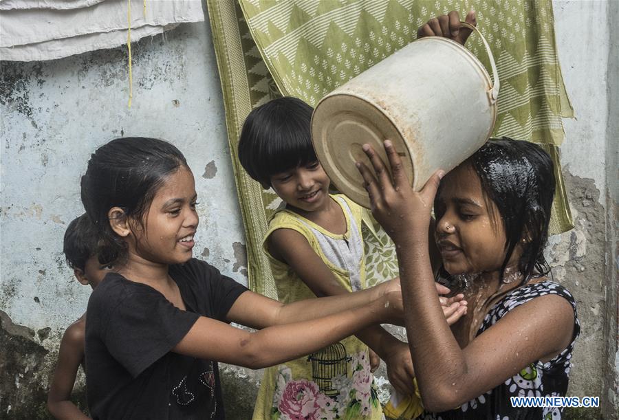 INDIA-KOLKATA-HEAT RELIEF