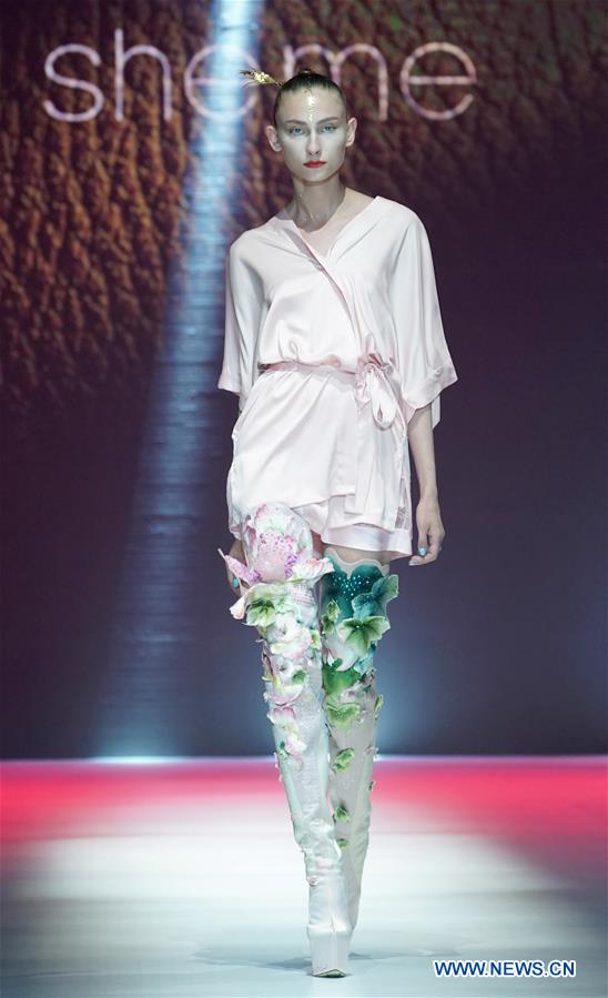 CHINA-CHENGDU-COLLEGE-FASHION WEEK (CN)