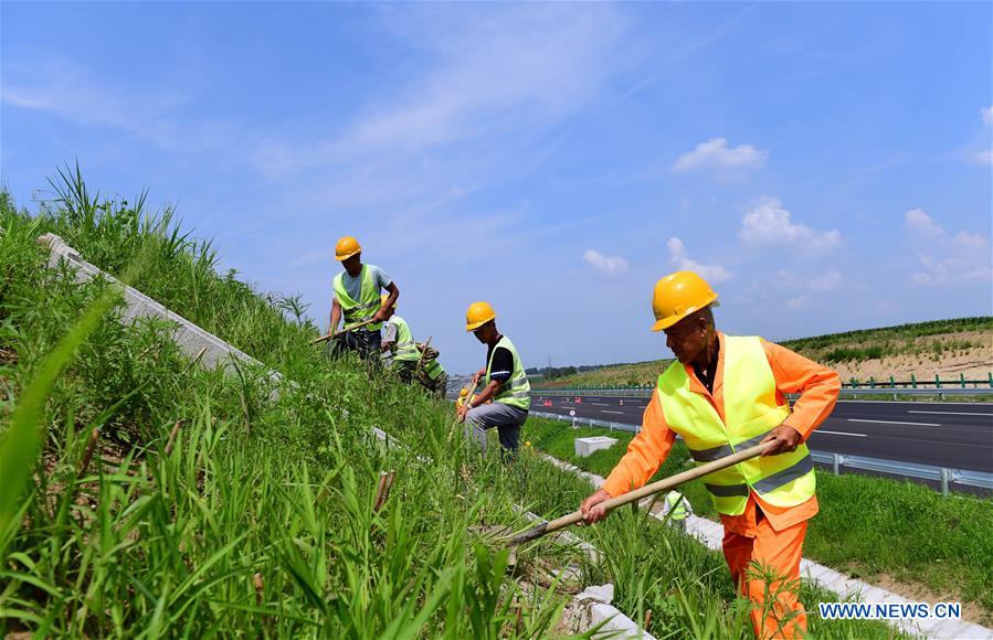 CHINA-JILIN-BEIJING-HARBIN EXPRESSWAY-WORKERS (CN)