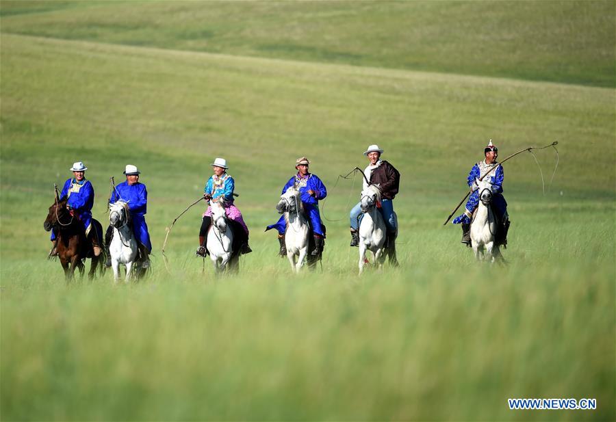 CHINA-INNER MONGOLIA-HORSE LASSOING (CN)