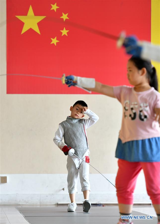 (SP)CHINA-SHANDONG-FENCING-BOY (CN)