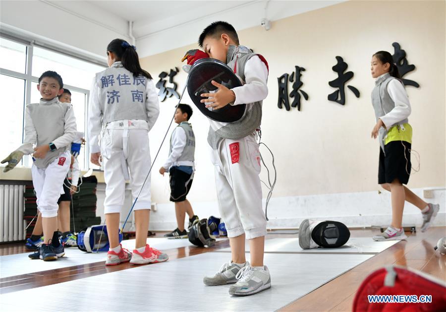 (SP)CHINA-SHANDONG-FENCING-BOY (CN)