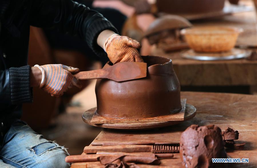 CHINA-YUNNAN-DEQEN-POTTERY-BLACK CLAY (CN)