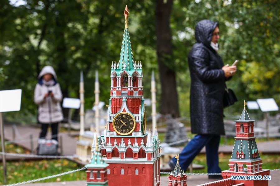 RUSSIA-MOSCOW-EXHIBITION-MINIATURES