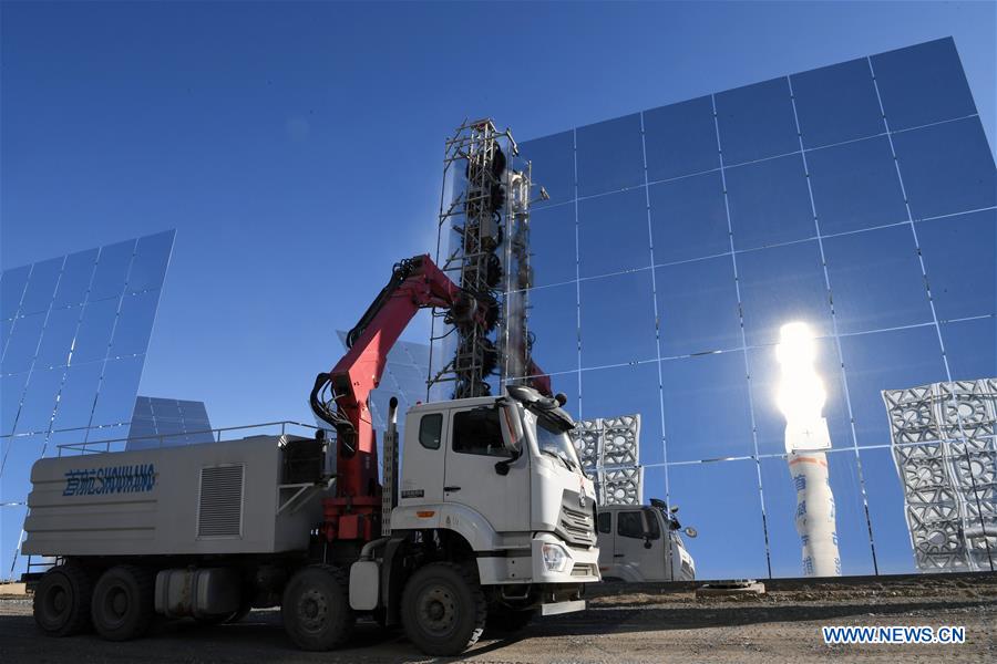 CHINA-GANSU-DUNHUANG-SOLAR POWER-HELIOSTAT-CLEANING (CN)