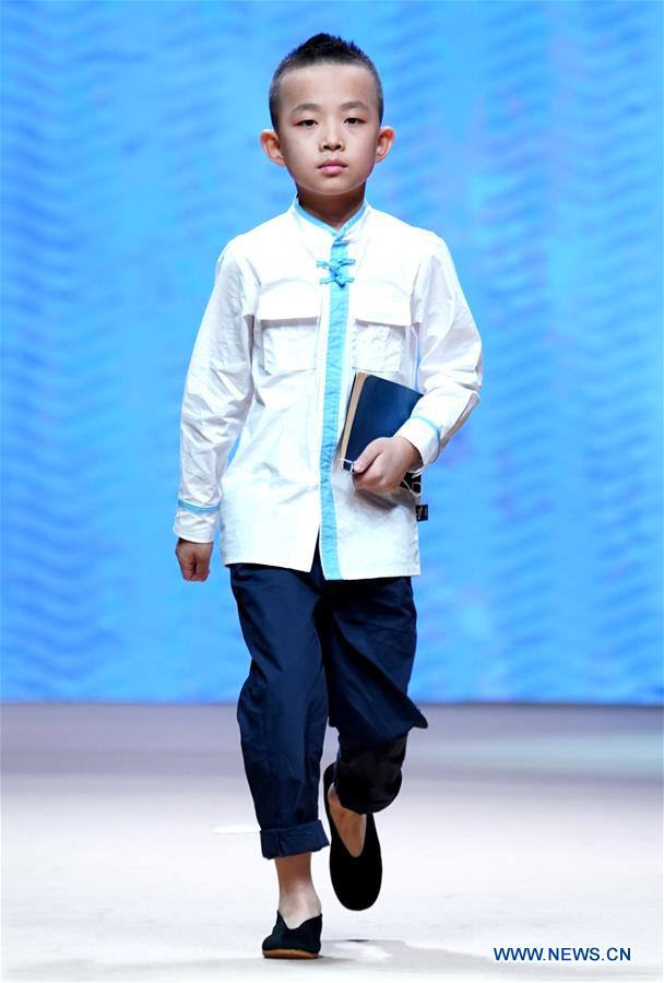 CHINA-BEIJING-SCHOOL UNIFORMS-PRESENTATION (CN)