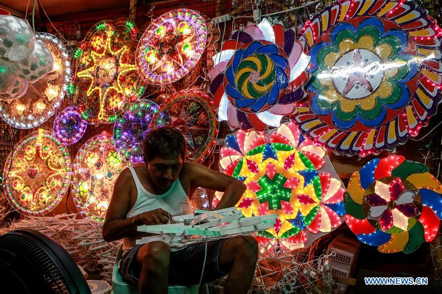 PHILIPPINES-QUEZON CITY-MARKET-CHRISTMAS DECORATIONS