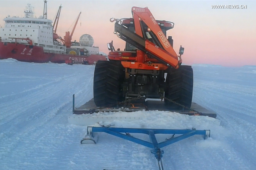 (EyesonSci)CHINA-ICEBREAKERS-ANTARCTIC EXPEDITION-UNLOADING CARGOS