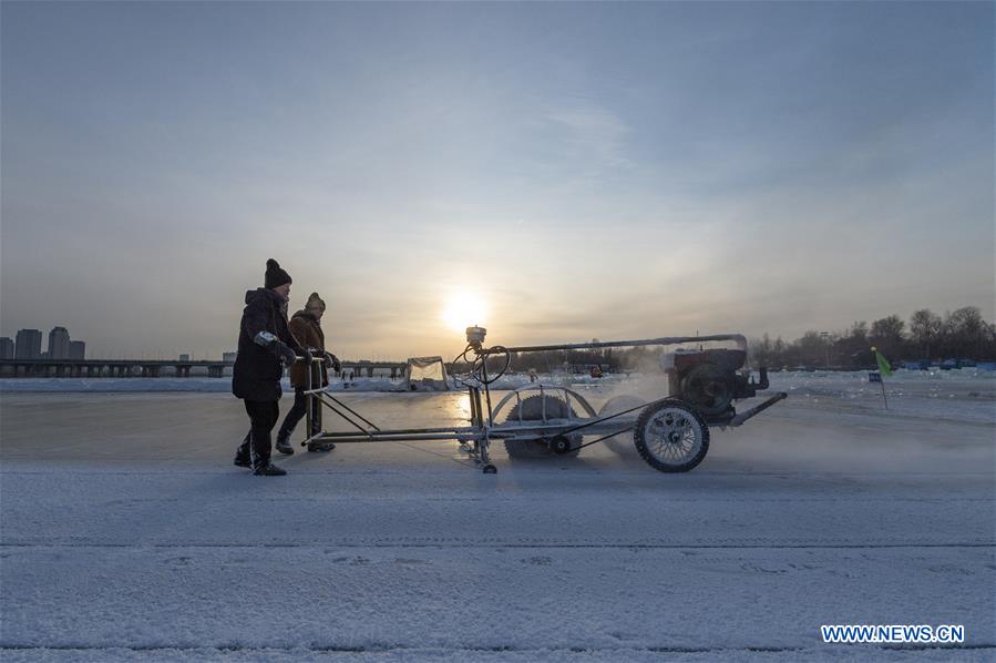 CHINA-HARBIN-ICE AND SNOW-WORKERS AND ARTISTS (CN)