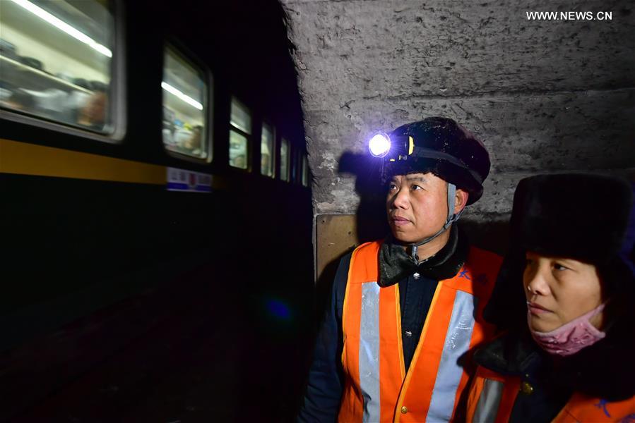 CHINA-SHANXI-RAILWAY MAINTENANCE-COUPLE (CN)