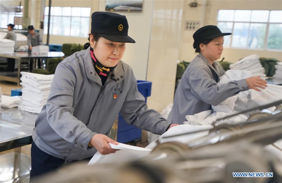 CHINA-HUBEI-SPRING FESTIVAL TRAVEL RUSH-WORKERS BEHIND THE SCENES (CN)