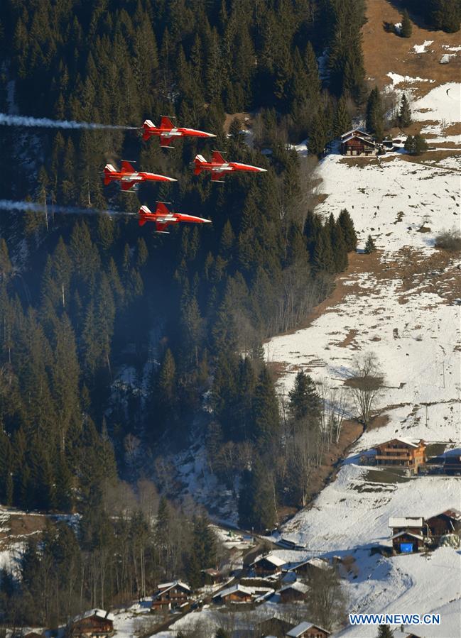 (SP)SWITZERLAND-LES DIABLERETS-WINTER YOG-AEROBATIC PERFORMANCE