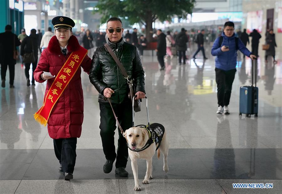 CHINA-HENAN-ZHENGZHOU-GUIDE DOG-SPRING FESTIVAL TRAVEL RUSH (CN)