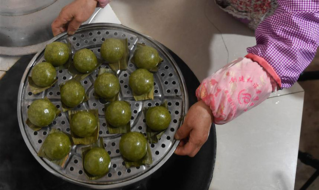 Villagers make Qingtuan in E China's Zhejiang