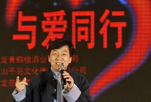 成龍攜“龍家族”武漢公益演出籌款700余萬元