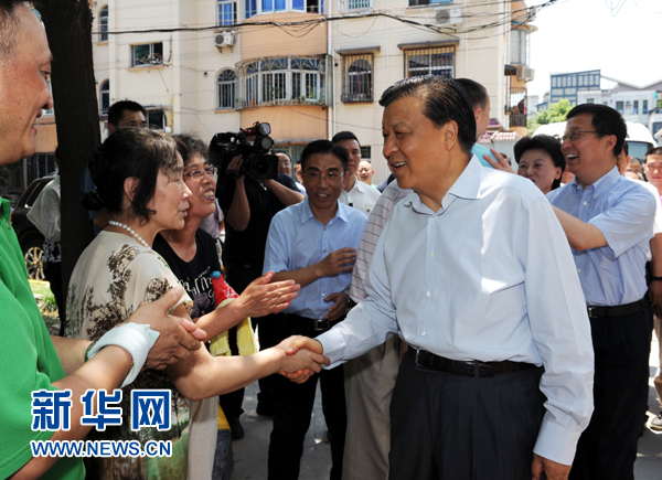 這是7月22日，劉云山在上海市普陀區(qū)桃浦鎮(zhèn)蓮花公寓居委會(huì)調(diào)研時(shí)同社區(qū)居民親切握手。新華社記者 饒愛民 攝