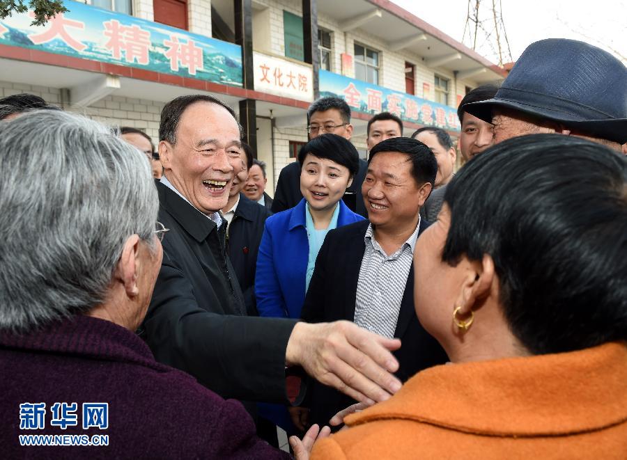 3月27日至28日，中共中央政治局常委、中央紀委書記王岐山到河南省調研，并主持召開座談會。這是3月27日王岐山在河南林州姚村鎮(zhèn)馮家口村同村民親切交談。 新華社記者 饒愛民 攝