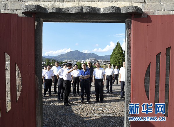 9月24日至26日，中共中央政治局常委、中央紀(jì)委書記王岐山在福建調(diào)研。這是9月24日，王岐山在上杭縣古田鎮(zhèn)參觀古田會(huì)議會(huì)址。新華社記者張鐸攝