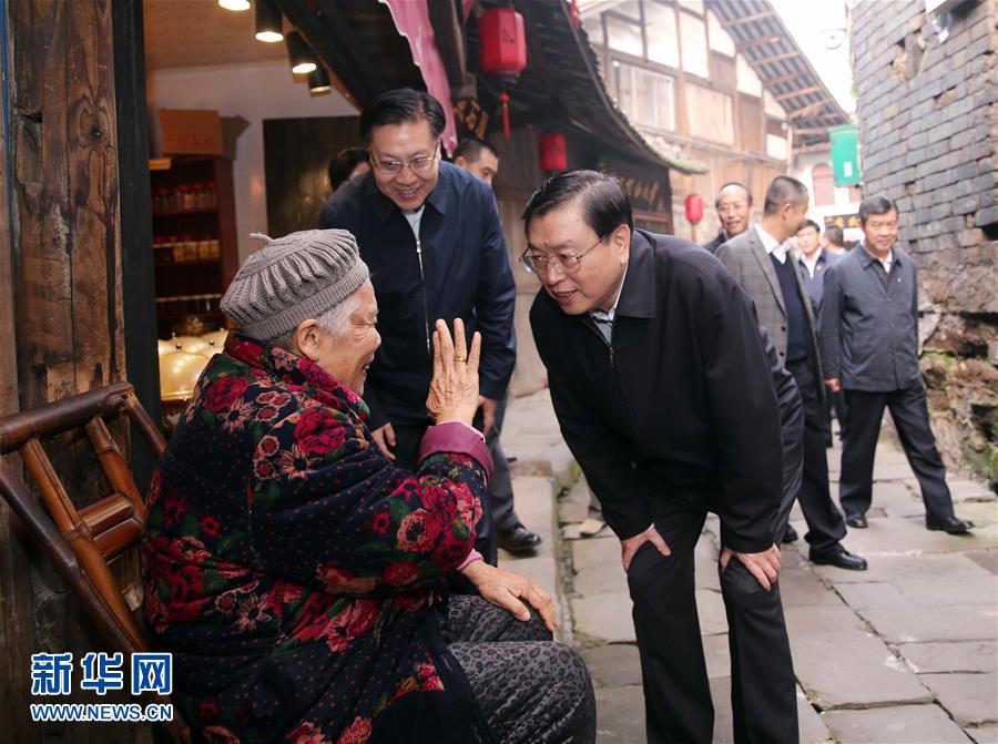 這是11月21日，張德江在宜賓李莊鎮(zhèn)同濟(jì)社區(qū)與居民親切交談。 新華社記者 劉衛(wèi)兵 攝 