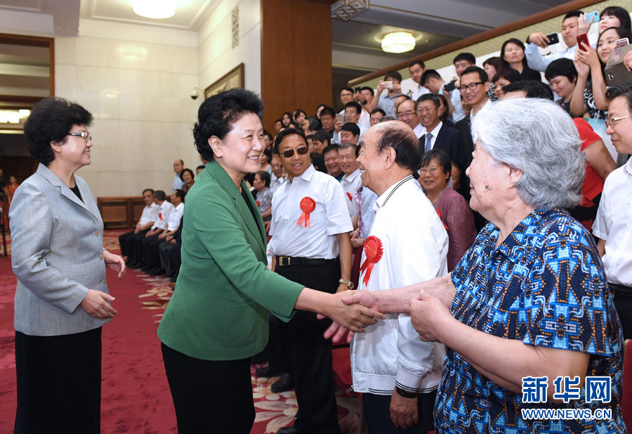 6月16日，中共中央政治局委員、國務(wù)院副總理劉延?xùn)|在北京看望出席中國人口福利基金會(huì)成立30周年座談會(huì)的歷屆“中華人口獎(jiǎng)”獲獎(jiǎng)?wù)叽怼Ｐ氯A社記者 饒愛民 攝