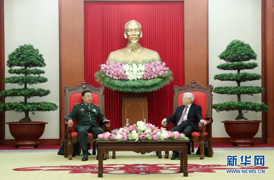 6月18日，在越南首都河內(nèi)，正在越南訪問的中央軍委副主席范長龍（左）會見越共中央總書記阮富仲。 新華社發(fā)（李曉偉攝） 