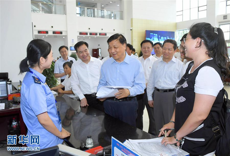 6月22日至24日，中共中央政治局常委、中央書記處書記劉云山在遼寧調(diào)研。這是6月22日，劉云山在中國（遼寧）自貿(mào)試驗(yàn)區(qū)營口片區(qū)與干部群眾深入交流。新華社記者 張鐸 攝