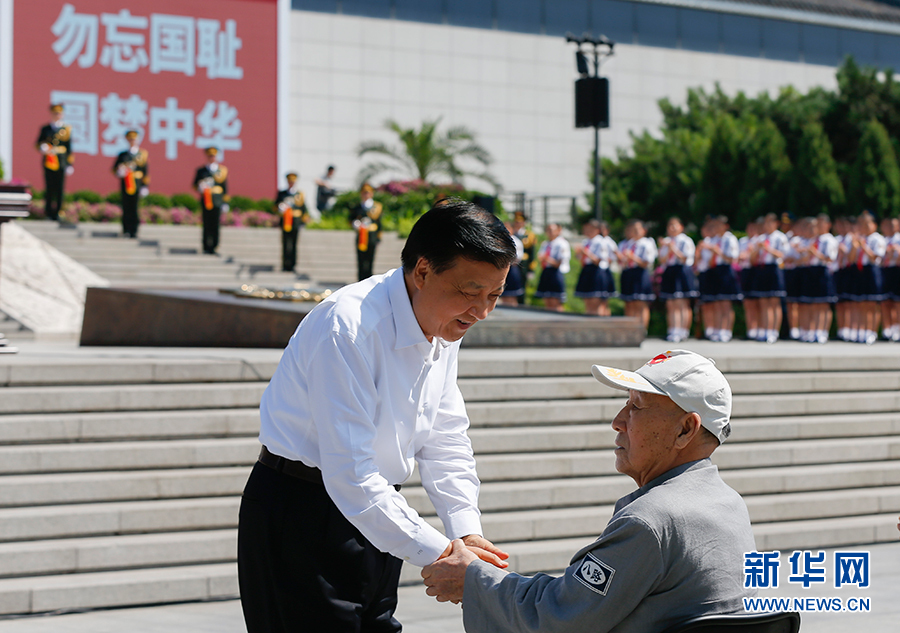 7月7日，紀(jì)念全民族抗戰(zhàn)爆發(fā)80周年儀式在中國人民抗日戰(zhàn)爭紀(jì)念館舉行。中共中央政治局常委、中央書記處書記劉云山出席儀式并講話。這是儀式開始前，劉云山與老八路代表握手。新華社記者崔新鈺攝