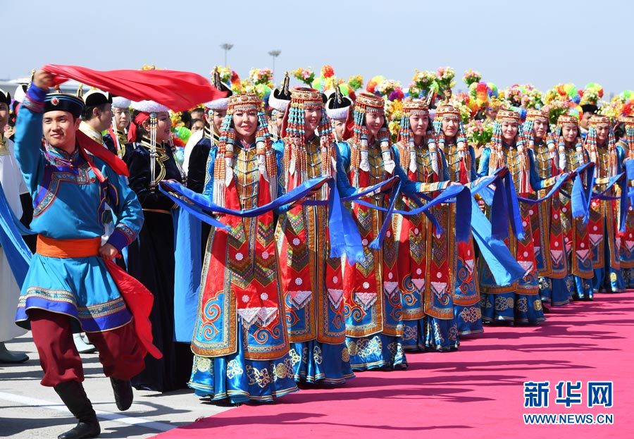 8月7日，以中共中央政治局常委、全國政協(xié)主席俞正聲為團(tuán)長的中央代表團(tuán)飛抵呼和浩特，出席內(nèi)蒙古自治區(qū)成立70周年慶?；顒?dòng)。中央代表團(tuán)在機(jī)場受到內(nèi)蒙古各族群眾的熱烈歡迎。新華社記者 張領(lǐng) 攝