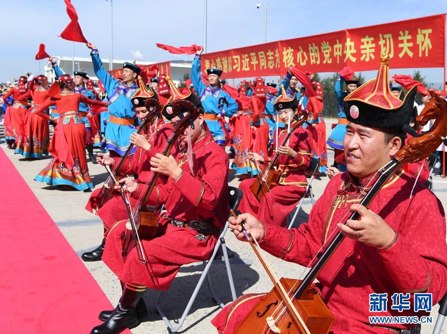 8月7日，以中共中央政治局常委、全國政協(xié)主席俞正聲為團(tuán)長的中央代表團(tuán)飛抵呼和浩特，出席內(nèi)蒙古自治區(qū)成立70周年慶祝活動(dòng)。中央代表團(tuán)在機(jī)場受到內(nèi)蒙古各族群眾的熱烈歡迎。新華社記者 張領(lǐng) 攝