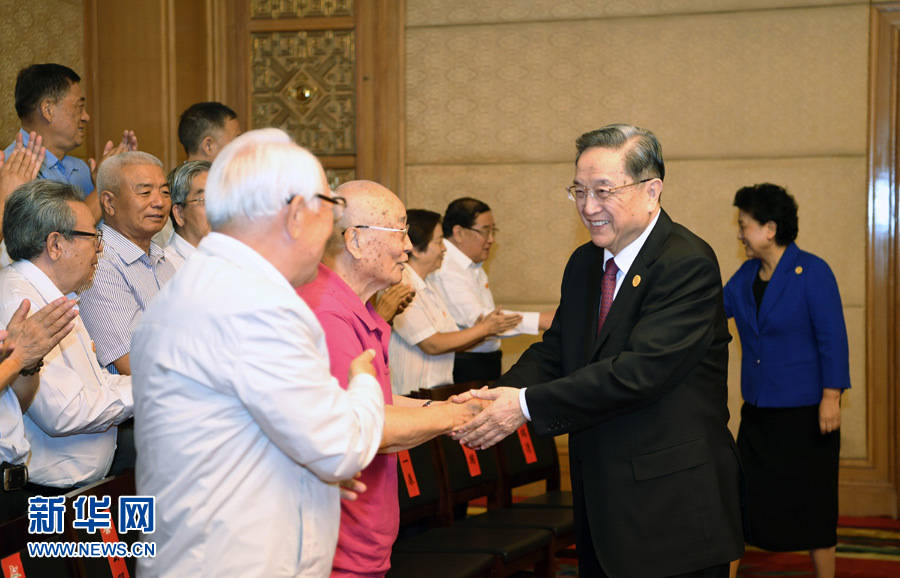 8月7日，中共中央政治局常委、全國政協(xié)主席、中央代表團團長俞正聲在內(nèi)蒙古新城賓館會見內(nèi)蒙古自治區(qū)離退休老同志和各族各界群眾代表，并與他們合影留念。新華社記者 張領(lǐng) 攝