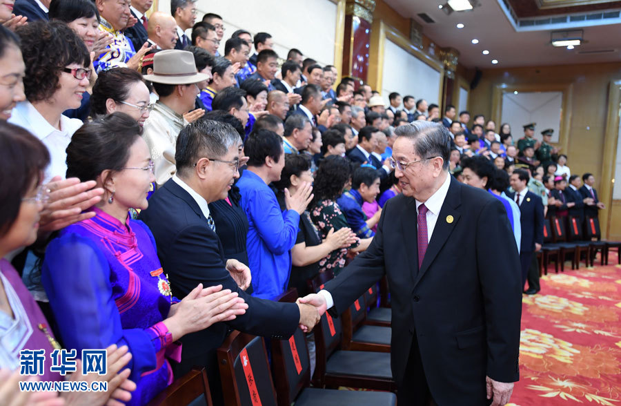 8月7日，中共中央政治局常委、全國政協(xié)主席、中央代表團團長俞正聲在內(nèi)蒙古新城賓館會見內(nèi)蒙古自治區(qū)離退休老同志和各族各界群眾代表，并與他們合影留念。新華社記者 張領(lǐng) 攝