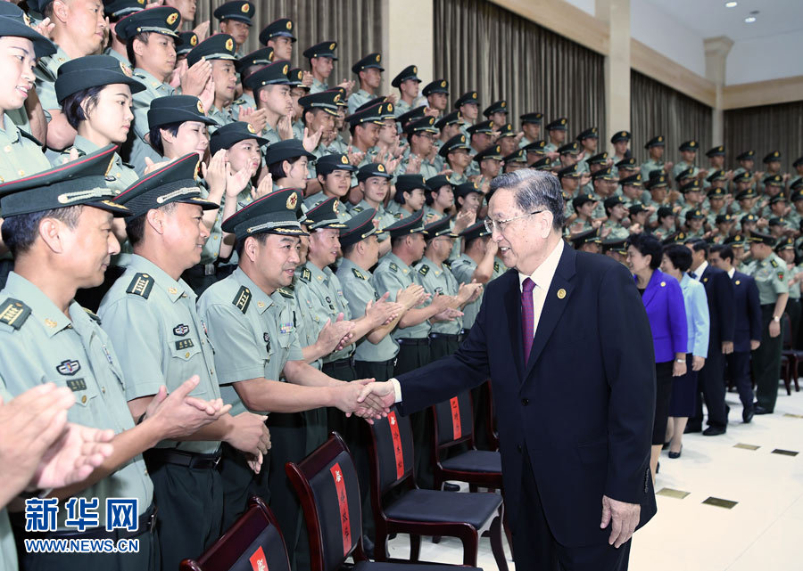 8月7日，中共中央政治局常委、全國(guó)政協(xié)主席、中央代表團(tuán)團(tuán)長(zhǎng)俞正聲率代表團(tuán)部分成員分別赴內(nèi)蒙古軍區(qū)、武警內(nèi)蒙古總隊(duì)、武警內(nèi)蒙古森林總隊(duì)慰問(wèn)，并會(huì)見自治區(qū)政法干警代表。這是俞正聲會(huì)見內(nèi)蒙古軍區(qū)指戰(zhàn)員。新華社記者 張領(lǐng) 攝