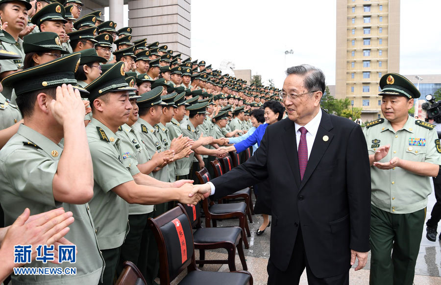 8月7日，中共中央政治局常委、全國(guó)政協(xié)主席、中央代表團(tuán)團(tuán)長(zhǎng)俞正聲率代表團(tuán)部分成員分別赴內(nèi)蒙古軍區(qū)、武警內(nèi)蒙古總隊(duì)、武警內(nèi)蒙古森林總隊(duì)慰問(wèn)，并會(huì)見自治區(qū)政法干警代表。這是俞正聲會(huì)見武警內(nèi)蒙古總隊(duì)官兵。新華社記者 張領(lǐng) 攝